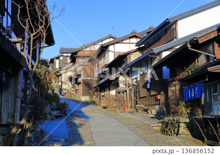 【岐阜県】快晴の馬籠宿の町並み 【岐阜県】快晴の馬籠宿の町並み 136856152