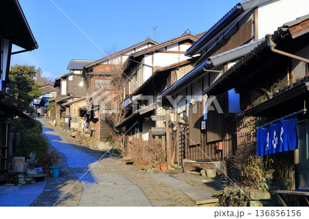 【岐阜県】快晴の馬籠宿の町並み 【岐阜県】快晴の馬籠宿の町並み 136856156