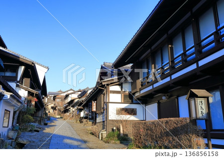 【岐阜県】快晴の馬籠宿の町並み 【岐阜県】快晴の馬籠宿の町並み 136856158