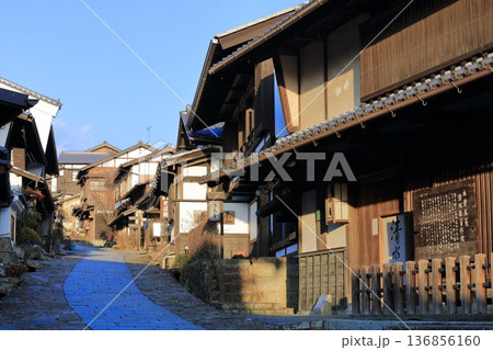 【岐阜県】快晴の馬籠宿の町並み 136856160