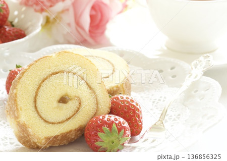 イチゴとロールケーキ イチゴとロールケーキ 136856325