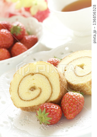 イチゴとロールケーキ イチゴとロールケーキ 136856328
