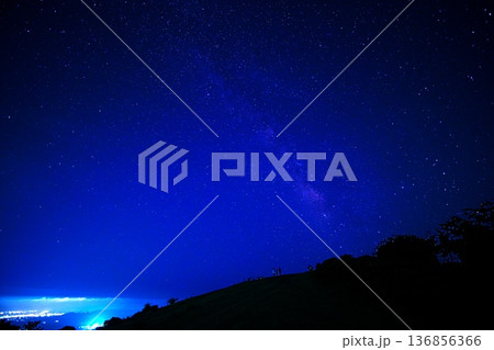 夏の青山高原　ペルセウス座流星群の夜 136856366