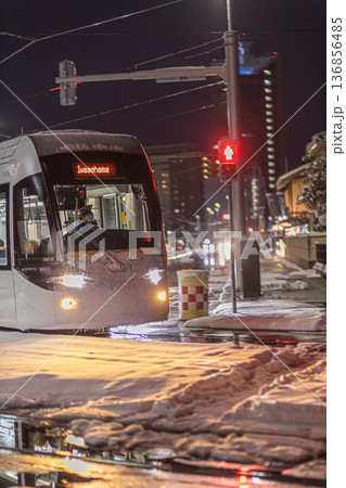 大雪で寒々とした夜に運行する富山路面電車 136856485