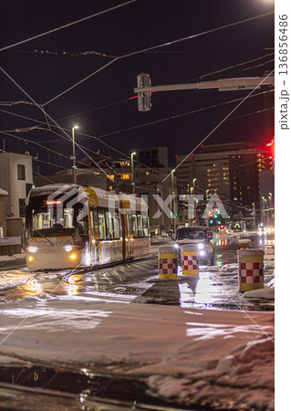 大雪で寒々とした夜に運行する富山路面電車 136856486