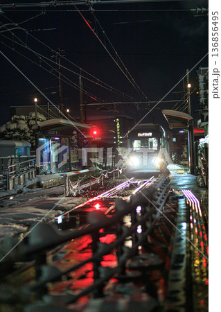 大雪で寒々とした夜に運行する富山路面電車 136856495