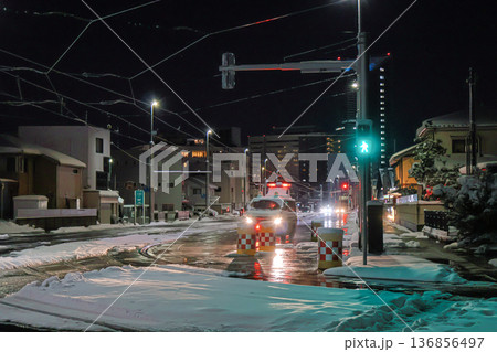 大雪で寒々とした夜に運行する富山路面電車 大雪で寒々とした夜に運行する富山路面電車 136856497