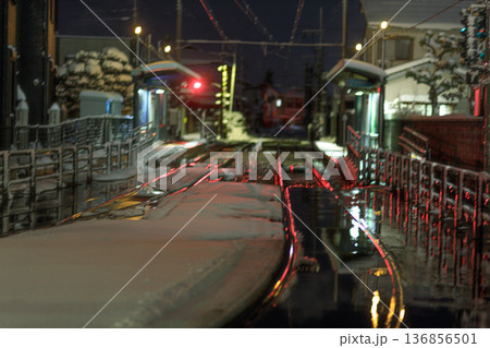 大雪で寒々とした夜に運行する富山路面電車 136856501