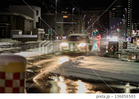大雪で寒々とした夜に運行する富山路面電車 136856503