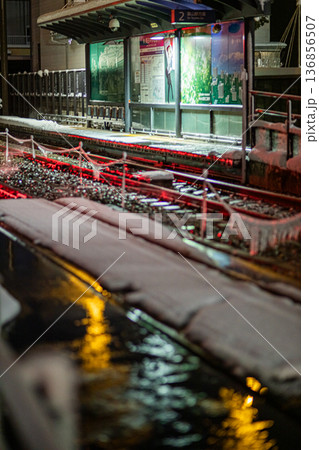 大雪で寒々とした夜に運行する富山路面電車 大雪で寒々とした夜に運行する富山路面電車 136856507