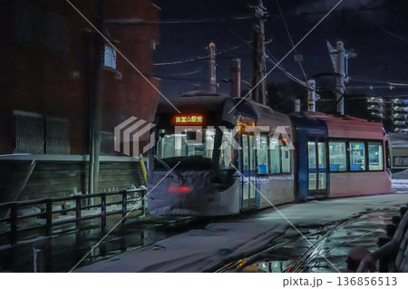 大雪で寒々とした夜に運行する富山路面電車 大雪で寒々とした夜に運行する富山路面電車 136856513