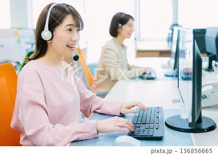 オフィスで電話を受ける女性オペレーター 136856665