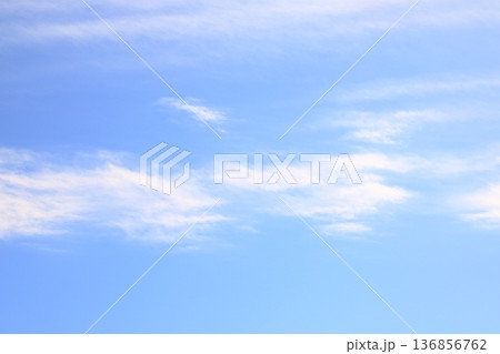 日本の晩秋の青空に浮かぶ雲(横長) 日本の晩秋の青空に浮かぶ雲(横長) 136856762
