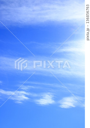 日本の晩秋の青空に浮かぶ雲(縦長) 136856763