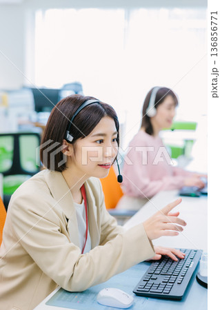 オフィスで電話を受ける女性オペレーター オフィスで電話を受ける女性オペレーター 136856771