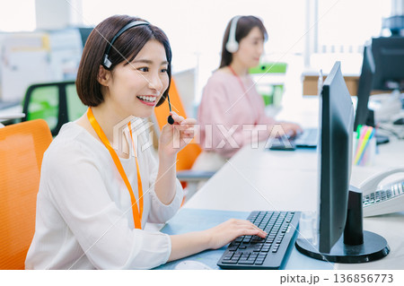 オフィスで電話を受ける女性オペレーター 136856773