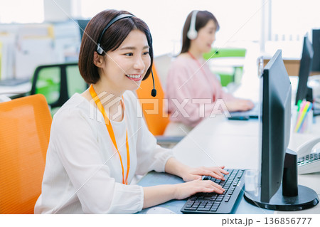 オフィスで電話を受ける女性オペレーター 136856777