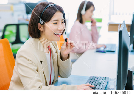 オフィスで電話を受ける女性オペレーター 136856810