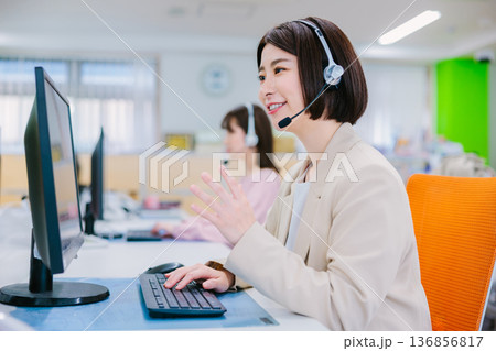 オフィスで電話を受ける女性オペレーター 136856817
