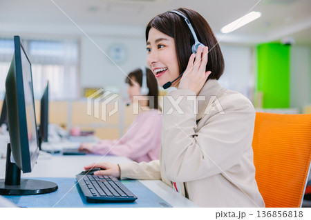 オフィスで電話を受ける女性オペレーター 136856818