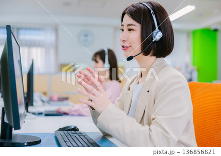 オフィスで電話を受ける女性オペレーター オフィスで電話を受ける女性オペレーター 136856821