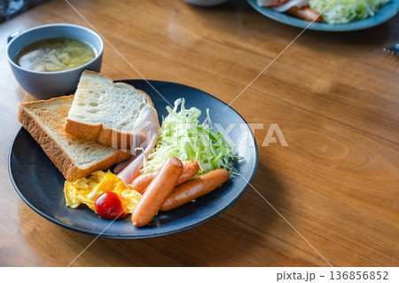 木目のテーブル背景に余白を入れた洋朝食ワンプレートとスープのイメージ 136856852
