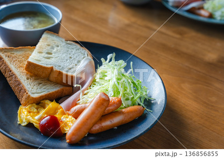 右側に余白のある木のテーブルで撮影した洋朝食プレート(トースト・ソーセージ・サラダ) 右側に余白のある木のテーブルで撮影した洋朝食プレート(トースト・ソーセージ・サラダ) 136856855