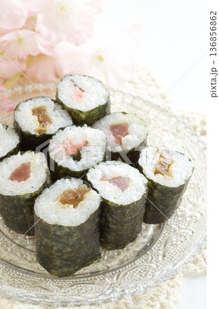 三種の海苔巻き寿司 三種の海苔巻き寿司 136856862