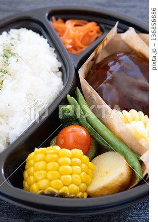 野菜入りのおいしいハンバーグ弁当 136856886
