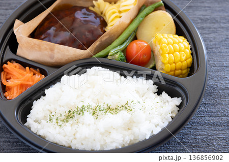 野菜入りのおいしいハンバーグ弁当 136856902