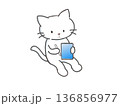 スマホとペンを持ちながら勉強している白猫 スマホとペンを持ちながら勉強している白猫 136856977