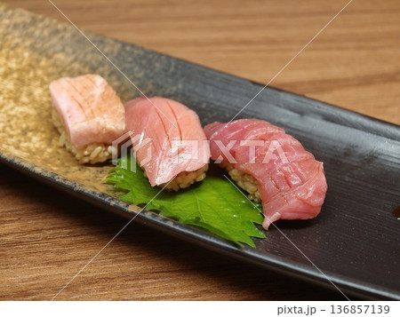 Premium Nigiri Sushi Otoro Salmon Dark Plate Japanese Food Premium Nigiri Sushi Otoro Salmon Dark Plate Japanese Food 136857139