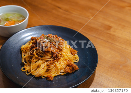 粉チーズをかけたミートソーススパゲッティのクローズアップとスープ 136857170