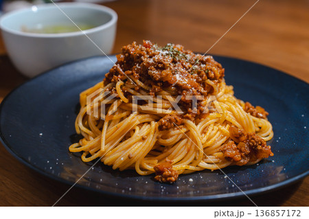 ミートソースと麺の質感がわかるスパゲッティのクローズアップ ミートソースと麺の質感がわかるスパゲッティのクローズアップ 136857172