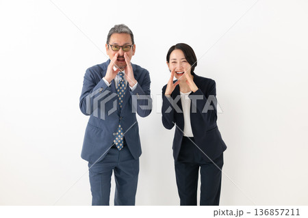 応援するビジネスマン 136857211