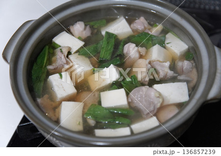 鶏肉とほうれん草の鍋を作る様子 鶏肉とほうれん草の鍋を作る様子 136857239