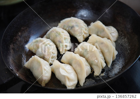 餃子を焼く様子 136857262