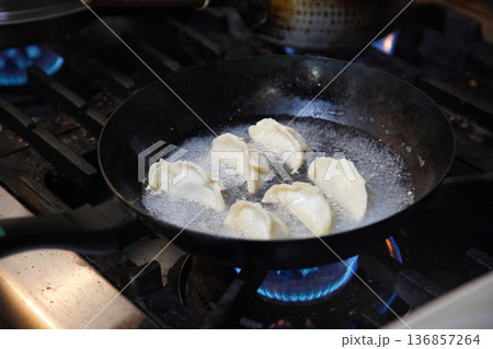 餃子を焼く様子 餃子を焼く様子 136857264