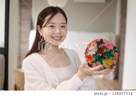 折り紙を折る女性 折り紙を折る女性 136857318