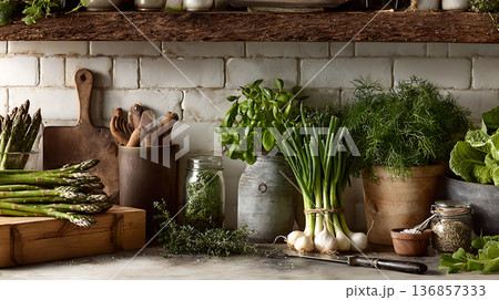春野菜とハーブが並ぶキッチンカウンターの調理準備 136857333