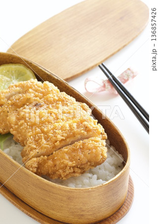 わっぱ弁当に入ったチキンカツ弁当 136857426