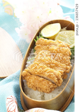 わっぱ弁当に入ったチキンカツ弁当 わっぱ弁当に入ったチキンカツ弁当 136857429
