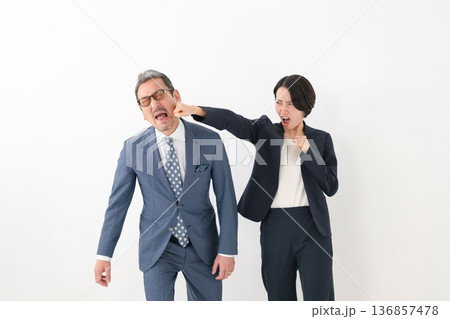 ビンタをされるビジネスマン 136857478