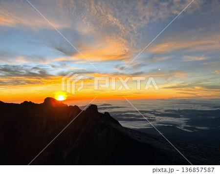 キナバル山の夜明け 136857587