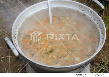 味噌汁を作る様子 味噌汁を作る様子 136857640