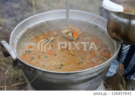 味噌汁を作る様子 136857642