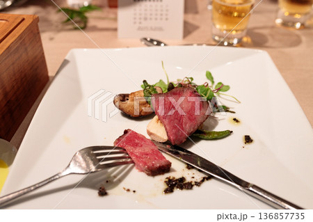 結婚式で提供されたコース料理の肉料理 結婚式で提供されたコース料理の肉料理 136857735