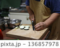 ナスを切る女性 136857978