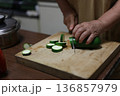 ズッキーニを切る女性 136857979
