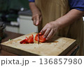 パプリカを切る女性 136857980